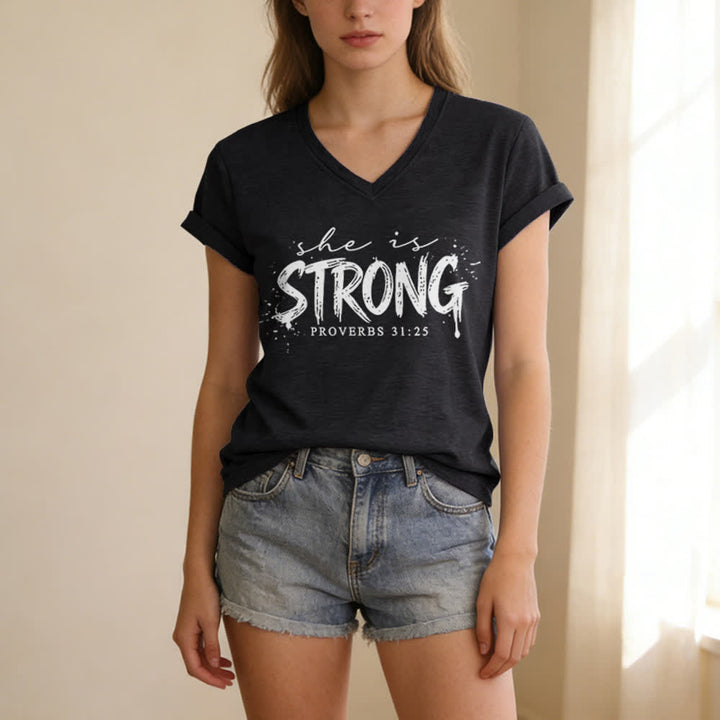 Christianartworkshop Ella es fuerte Proverbios 31:25 Camiseta informal con cuello en V - image 13