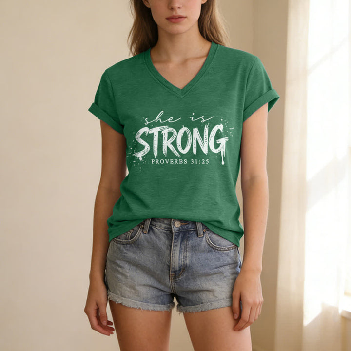 Christianartworkshop Ella es fuerte Proverbios 31:25 Camiseta informal con cuello en V - image 15