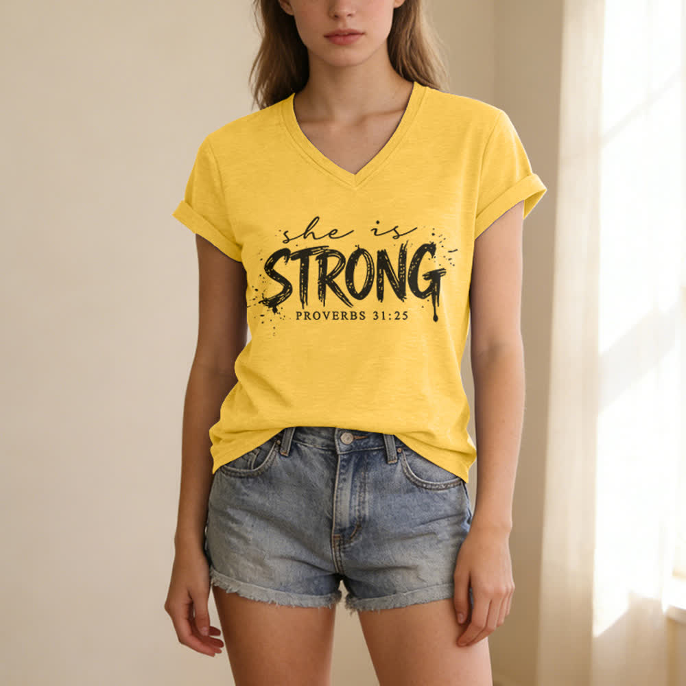 Christianartworkshop Ella es fuerte Proverbios 31:25 Camiseta informal con cuello en V - image 7
