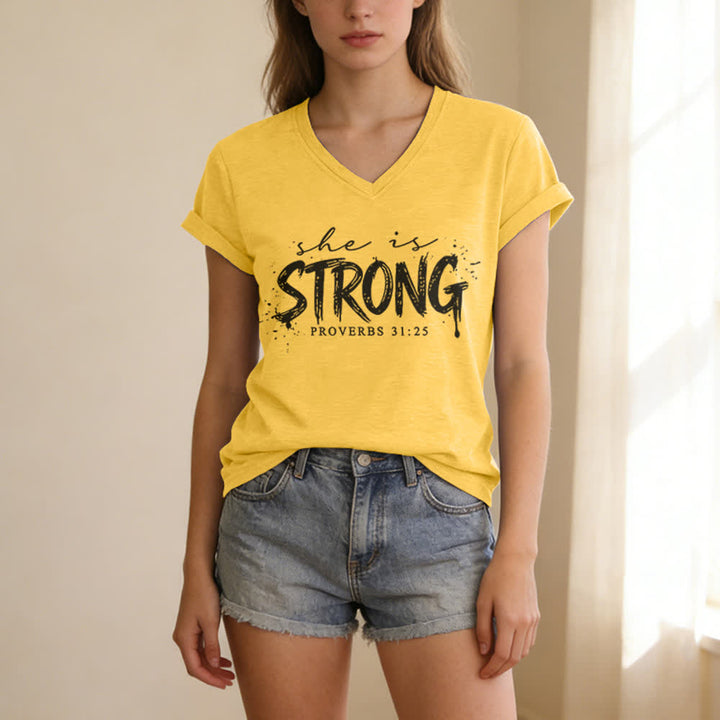 Christianartworkshop Ella es fuerte Proverbios 31:25 Camiseta informal con cuello en V - image 7