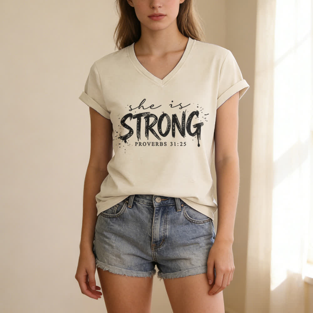 Christianartworkshop Ella es fuerte Proverbios 31:25 Camiseta informal con cuello en V - image 5