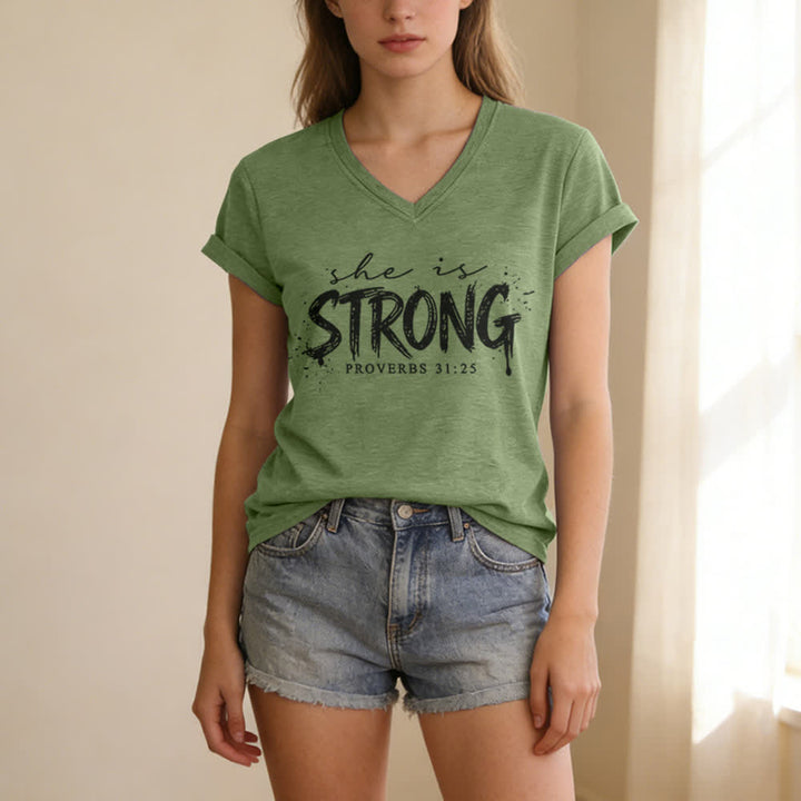 Christianartworkshop Ella es fuerte Proverbios 31:25 Camiseta informal con cuello en V - image 1