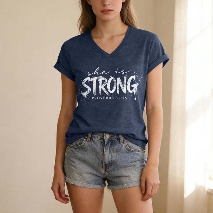 Christianartworkshop Ella es fuerte Proverbios 31:25 Camiseta informal con cuello en V - image 19