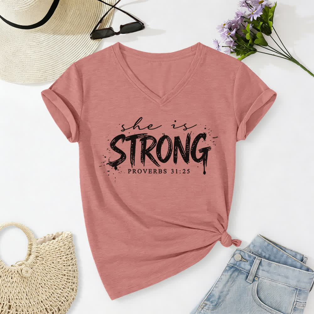 Christianartworkshop Ella es fuerte Proverbios 31:25 Camiseta informal con cuello en V - rosa claro - 2XL - image 10