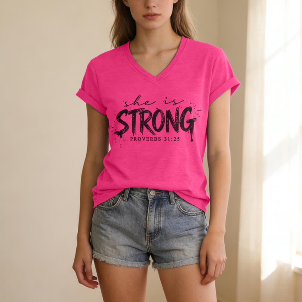 Christianartworkshop Ella es fuerte Proverbios 31:25 Camiseta informal con cuello en V - image 25