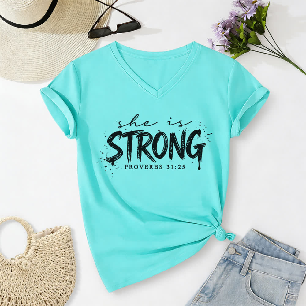 Christianartworkshop Ella es fuerte Proverbios 31:25 Camiseta informal con cuello en V - Azul cielo - 2XL - image 8