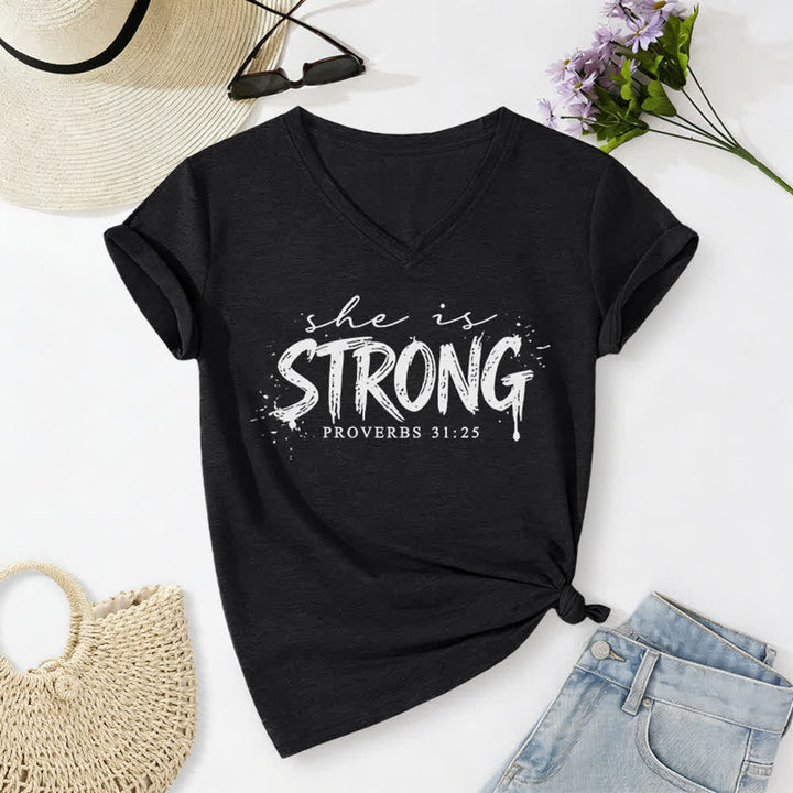 Christianartworkshop Ella es fuerte Proverbios 31:25 Camiseta informal con cuello en V - Negro - 2XL - image 12