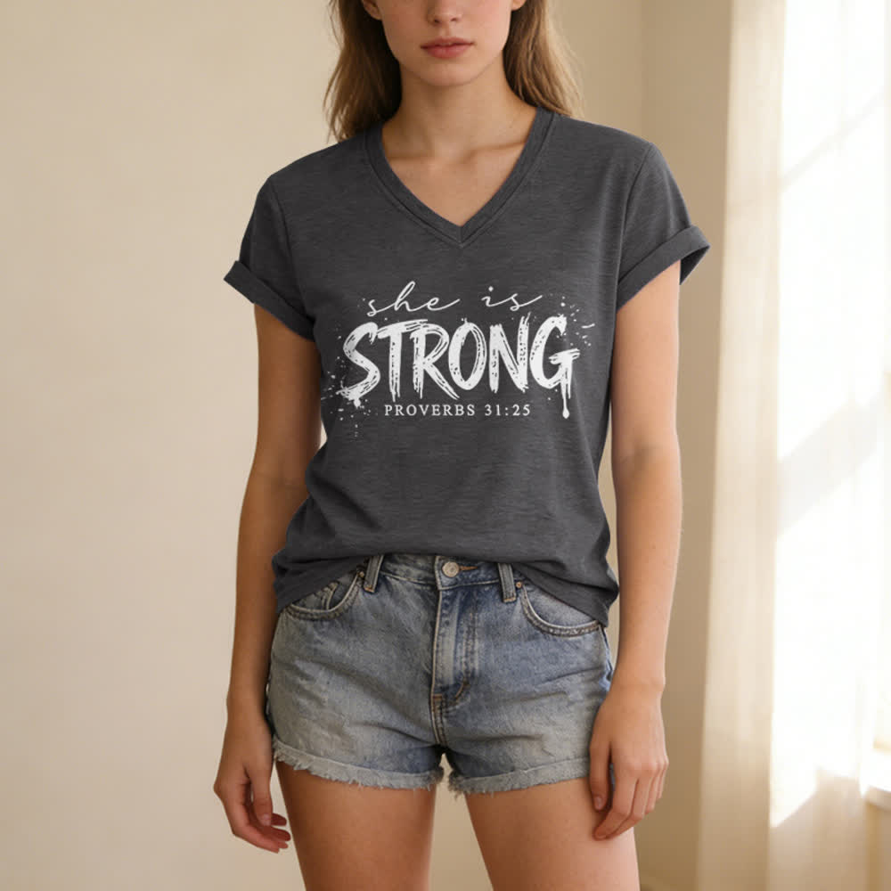 Christianartworkshop Ella es fuerte Proverbios 31:25 Camiseta informal con cuello en V - image 21