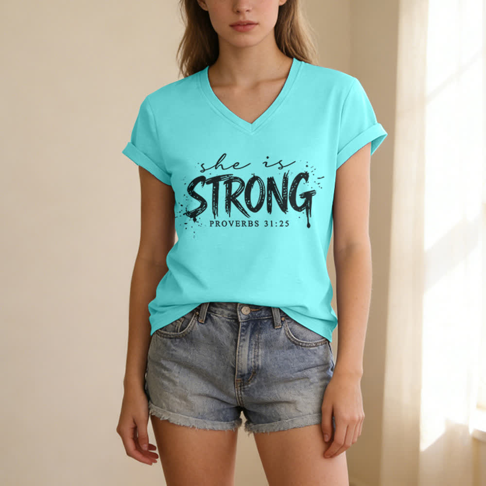 Christianartworkshop Ella es fuerte Proverbios 31:25 Camiseta informal con cuello en V - image 9
