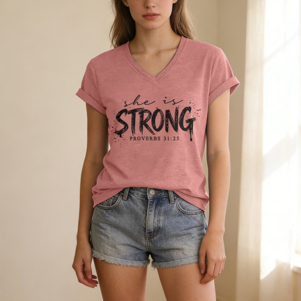 Christianartworkshop Ella es fuerte Proverbios 31:25 Camiseta informal con cuello en V - image 11