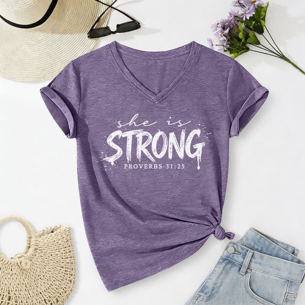 Christianartworkshop Ella es fuerte Proverbios 31:25 Camiseta informal con cuello en V - image 17