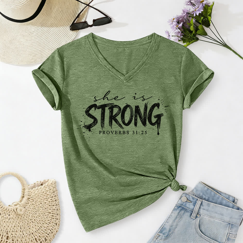 Christianartworkshop Ella es fuerte Proverbios 31:25 Camiseta informal con cuello en V - Verde oliva - 2XL - image 0