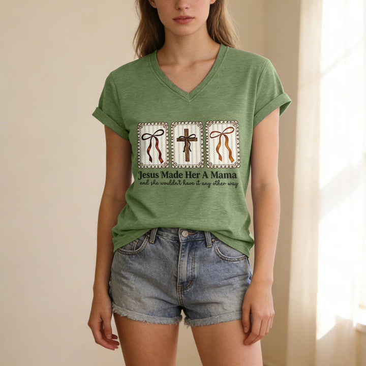 Christianartworkshop Camiseta informal con cuello en V "Jesús la hizo mamá" - image 3
