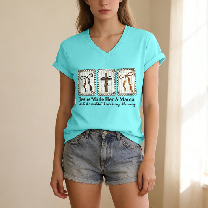 Christianartworkshop Camiseta informal con cuello en V "Jesús la hizo mamá" - image 9