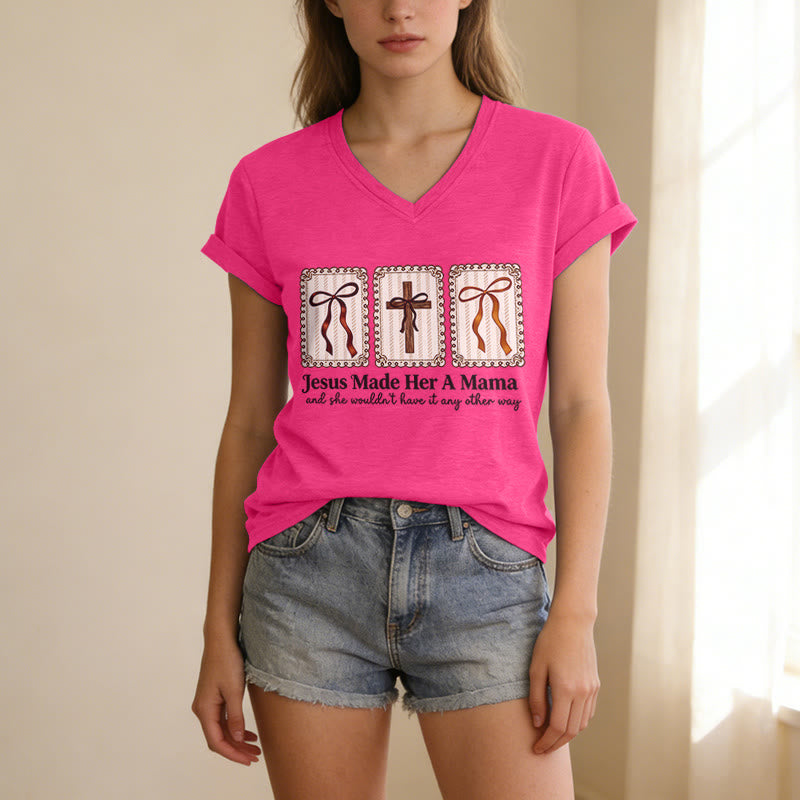 Christianartworkshop Camiseta informal con cuello en V "Jesús la hizo mamá" - image 25