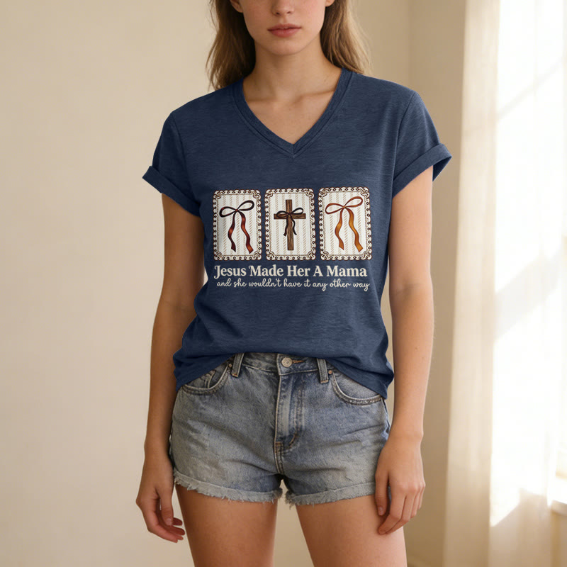 Christianartworkshop Camiseta informal con cuello en V "Jesús la hizo mamá" - image 19