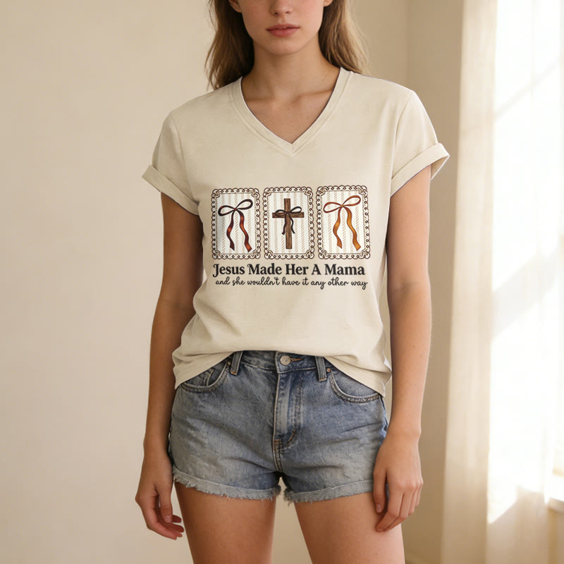 Christianartworkshop Camiseta informal con cuello en V "Jesús la hizo mamá" - image 5