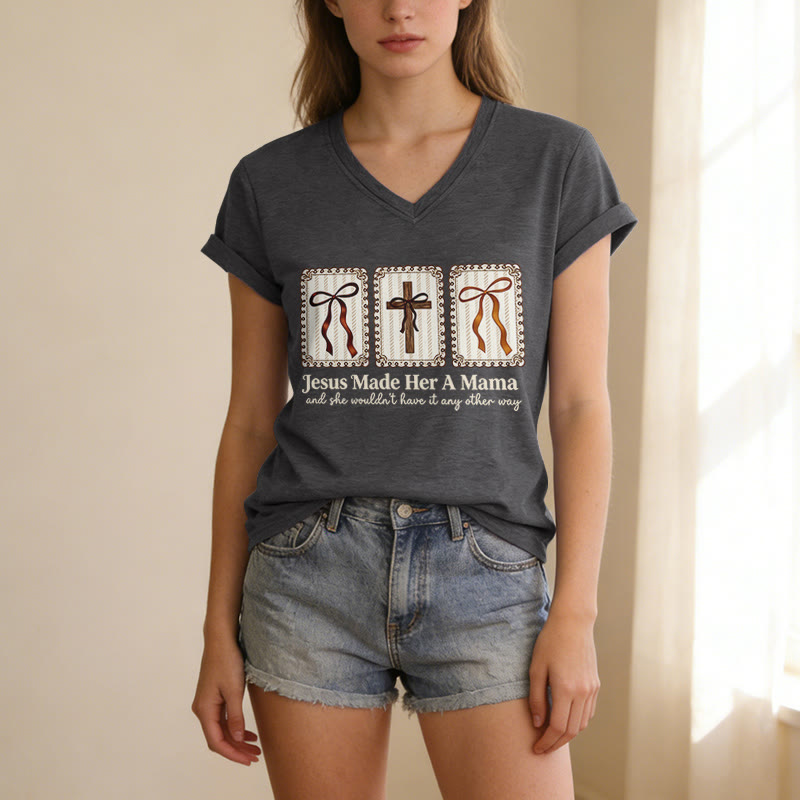 Christianartworkshop Camiseta informal con cuello en V "Jesús la hizo mamá" - image 21
