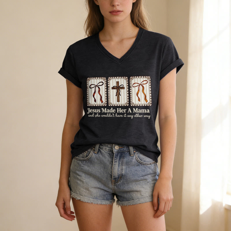 Christianartworkshop Camiseta informal con cuello en V "Jesús la hizo mamá" - image 13