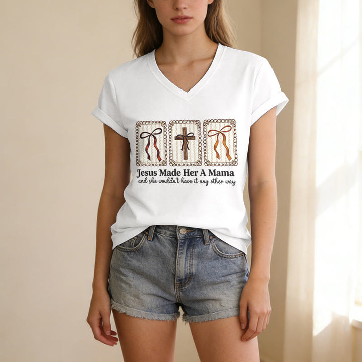 Christianartworkshop Camiseta informal con cuello en V "Jesús la hizo mamá" - image 1
