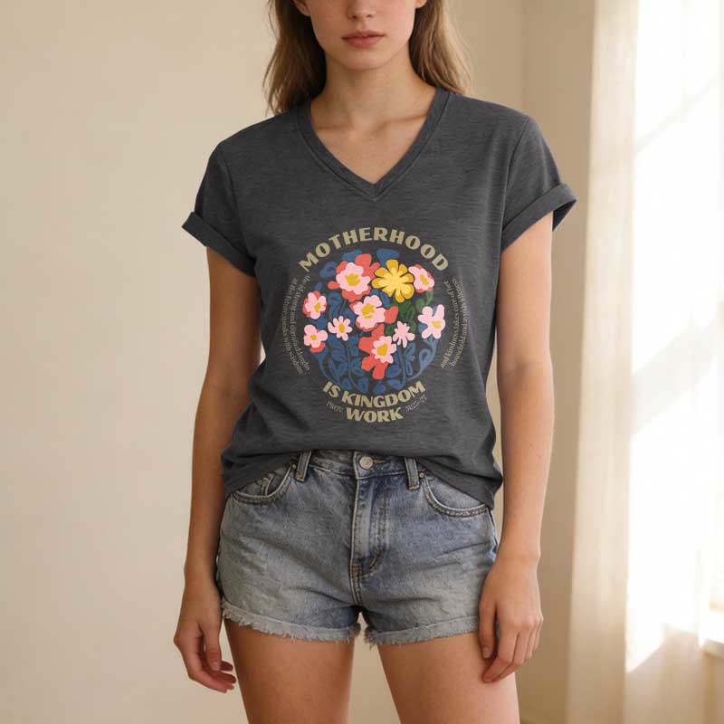 Christianartworkshop Camiseta informal con cuello en V y estampado floral bohemio "La maternidad es un trabajo de reino" - image 21