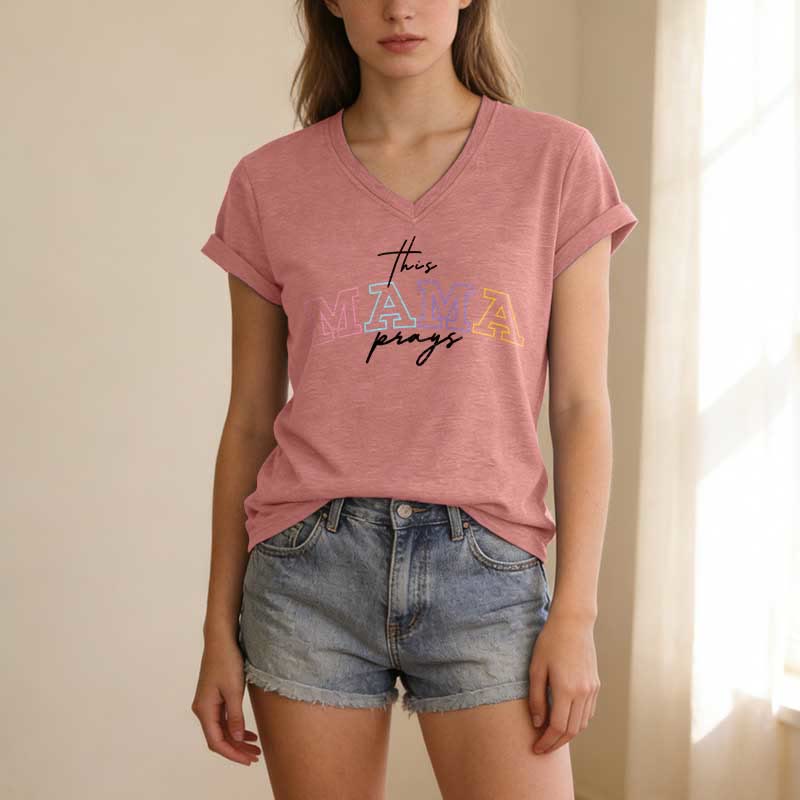 Christianartworkshop Esta camiseta informal con cuello en V dice "Mamá reza con una cruz". - image 11