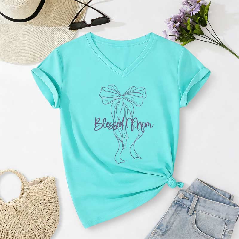 Christianartworkshop Camiseta informal con cuello en V y estampado de lazo "Blessed Mom" - Azul cielo - 2XL - image 10