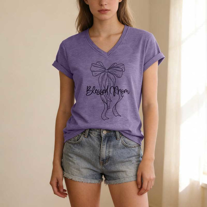 Christianartworkshop Camiseta informal con cuello en V y estampado de lazo "Blessed Mom" - image 1