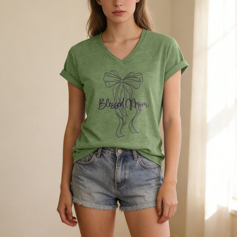 Christianartworkshop Camiseta informal con cuello en V y estampado de lazo "Blessed Mom" - image 3