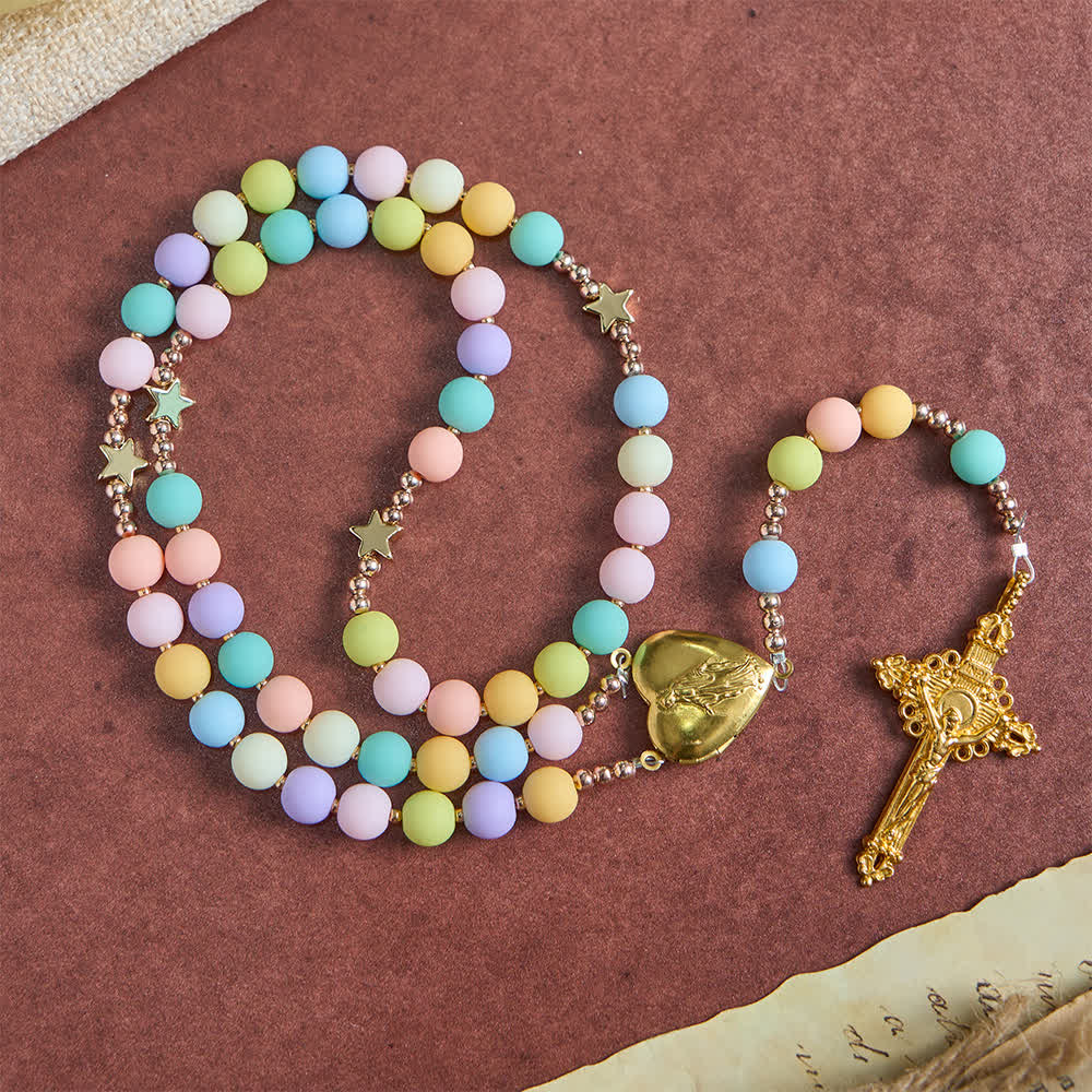 Christianartworkshop Rosario multicolor en tonos pastel con separadores de estrellas doradas y medallón en forma de corazón de la Virgen María. - Nuestra Señora y el Crucifijo - image 0