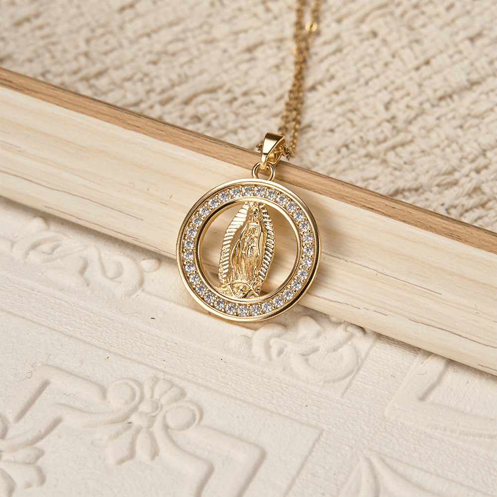 Christianartworkshop Collar con colgante circular calado de Nuestra Señora de Guadalupe: un símbolo de la gracia mariana y la luz divina. - image 1