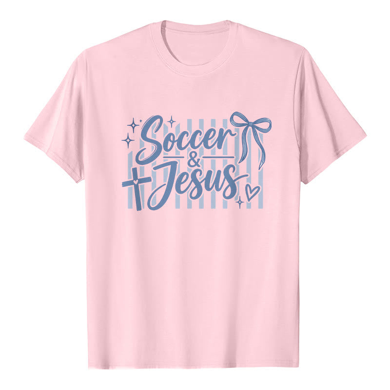 Christianartworkshop Camiseta premium estilo coqueta de fútbol y Jesús - Rosa - 2XL - image 1