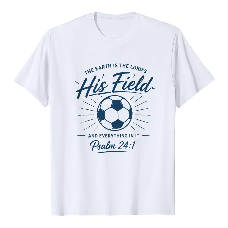Christianartworkshop Salmo 24:1 Su campo Fútbol Fe Camiseta de manga corta Premium - Blanco - 2XL - image 1