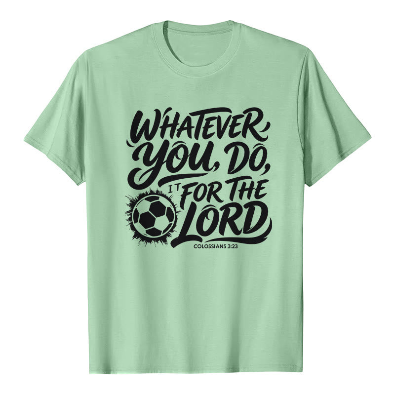 Christianartworkshop Hagas lo que hagas, hazlo por el Señor. Camiseta premium con versículo de fútbol. - Verde claro - 2XL - image 3