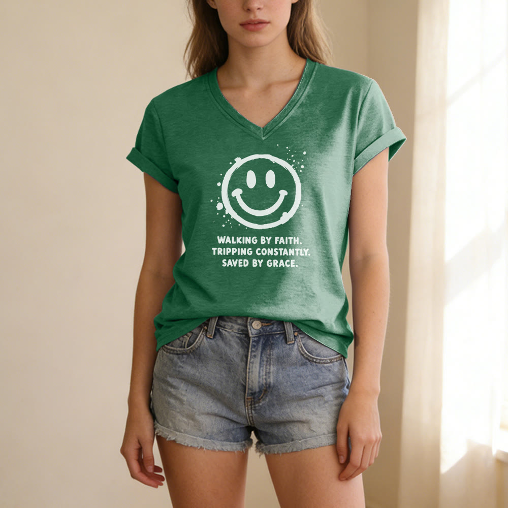 Christianartworkshop Camiseta informal con cuello en V y estampado de carita sonriente "Walking By Faith" - image 17