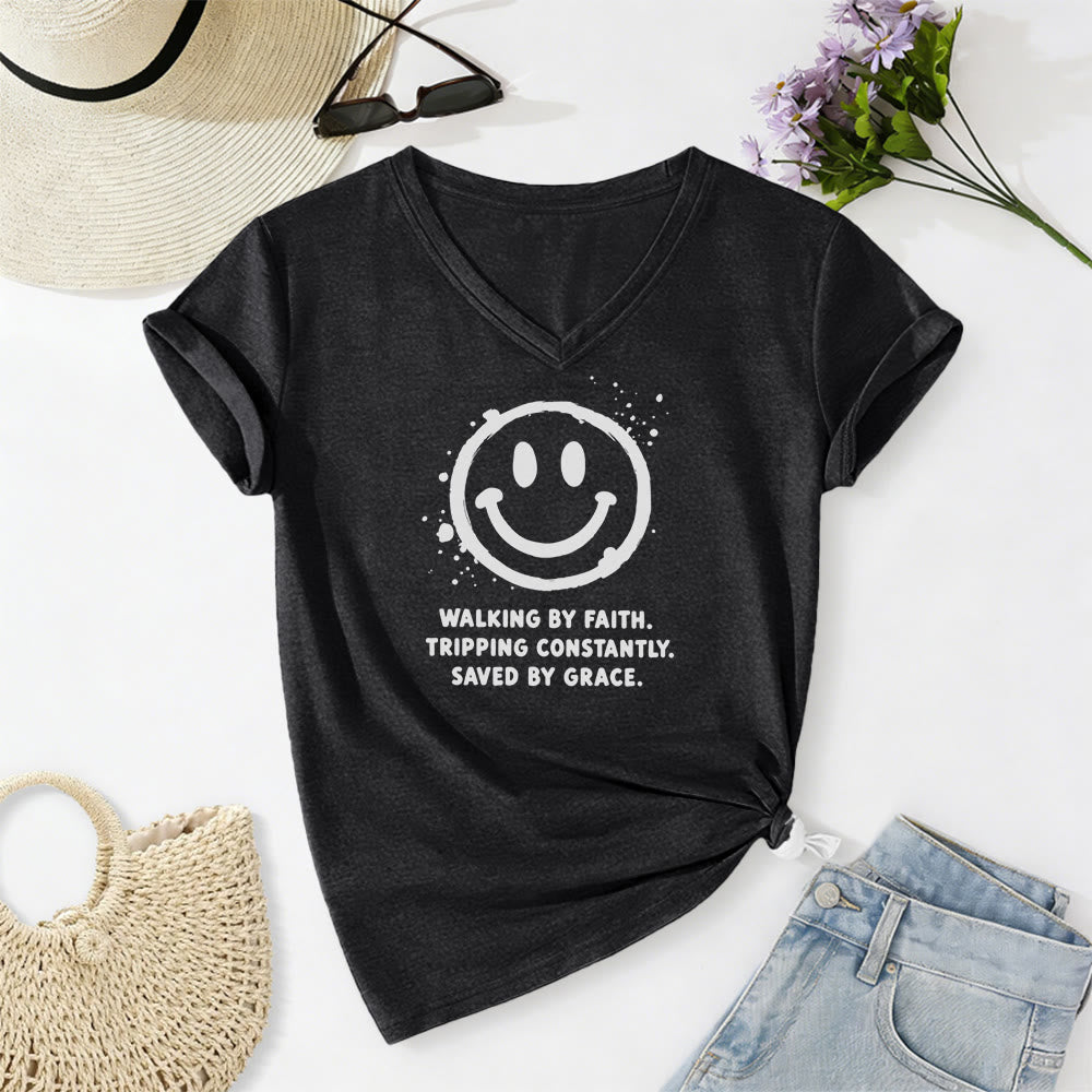 Christianartworkshop Camiseta informal con cuello en V y estampado de carita sonriente "Walking By Faith" - Negro - 2XL - image 14