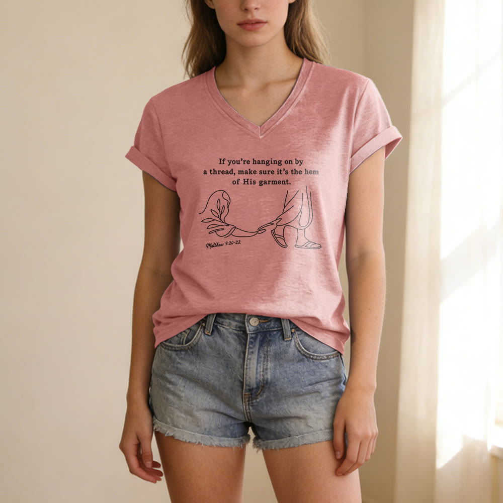Christianartworkshop Camiseta informal con cuello en V estampada con el dobladillo de su manto (Mateo 9:20-22) - image 13
