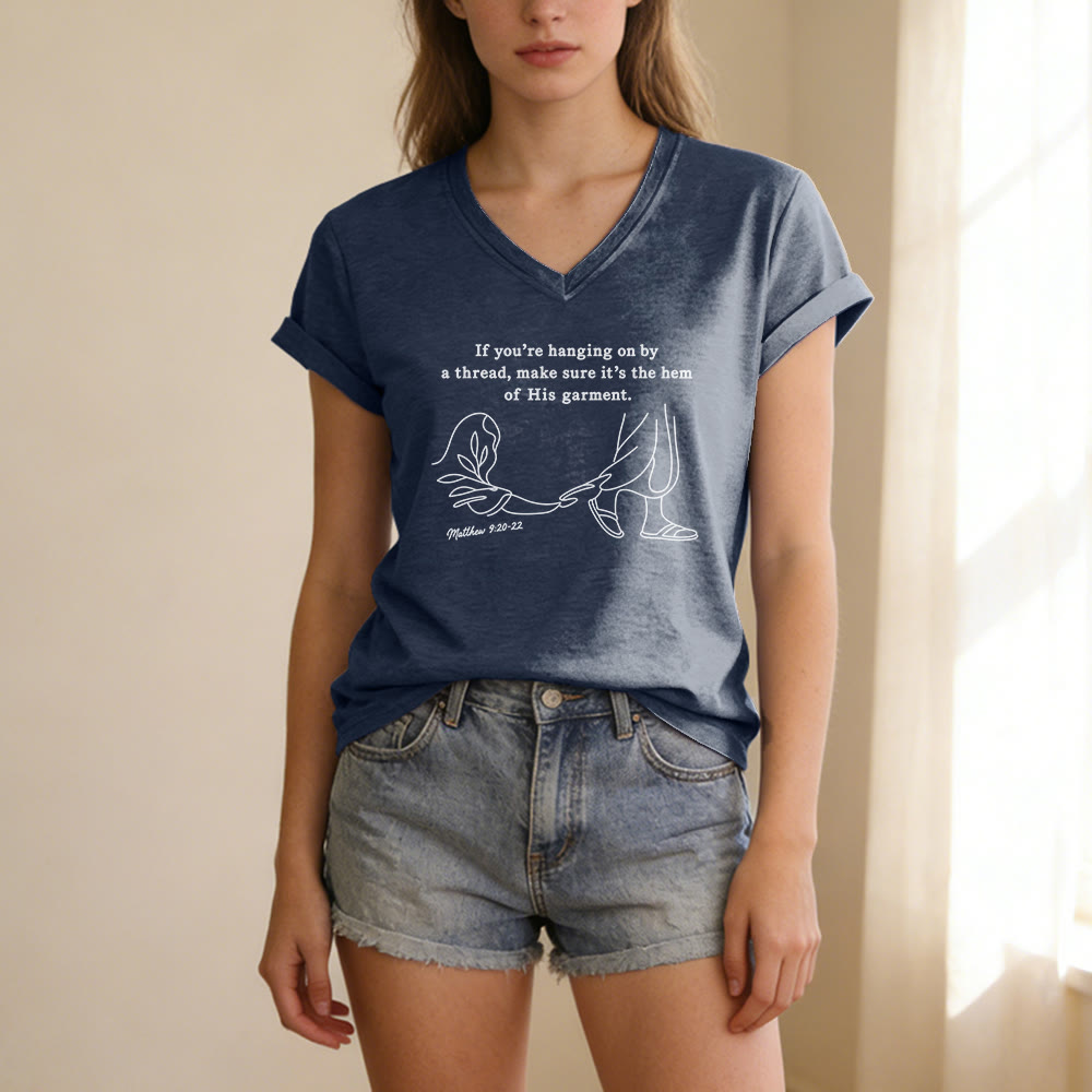 Christianartworkshop Camiseta informal con cuello en V estampada con el dobladillo de su manto (Mateo 9:20-22) - image 21