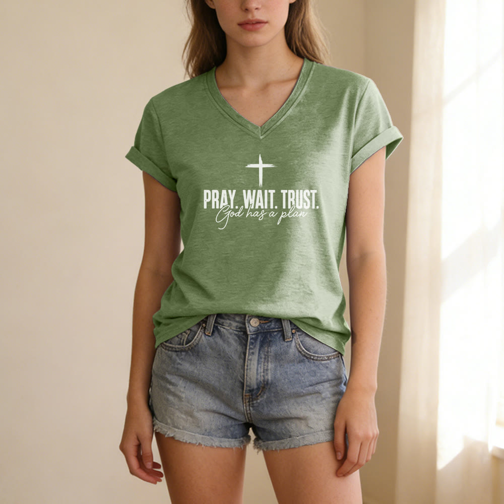 Christianartworkshop Camiseta informal con cuello en V y estampado de cruz "Ora, espera, confía en que Dios tiene un plan" - image 7