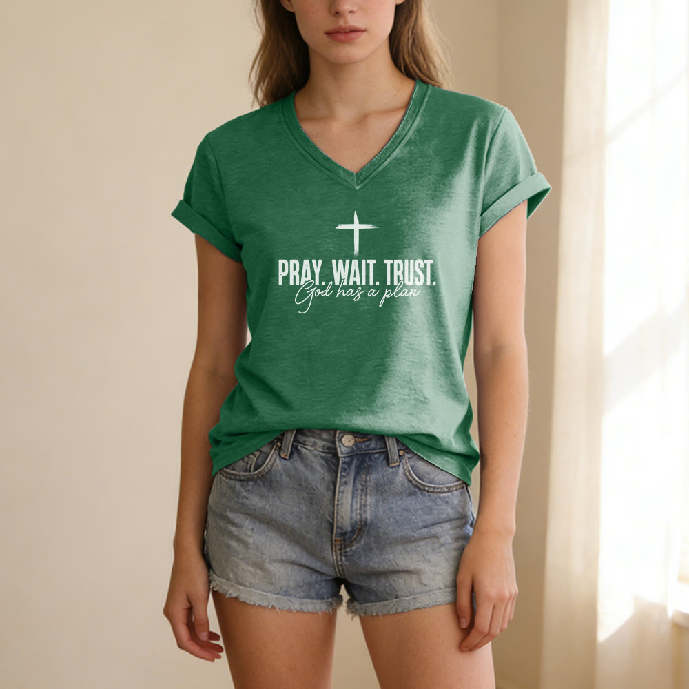Christianartworkshop Camiseta informal con cuello en V y estampado de cruz "Ora, espera, confía en que Dios tiene un plan" - image 15