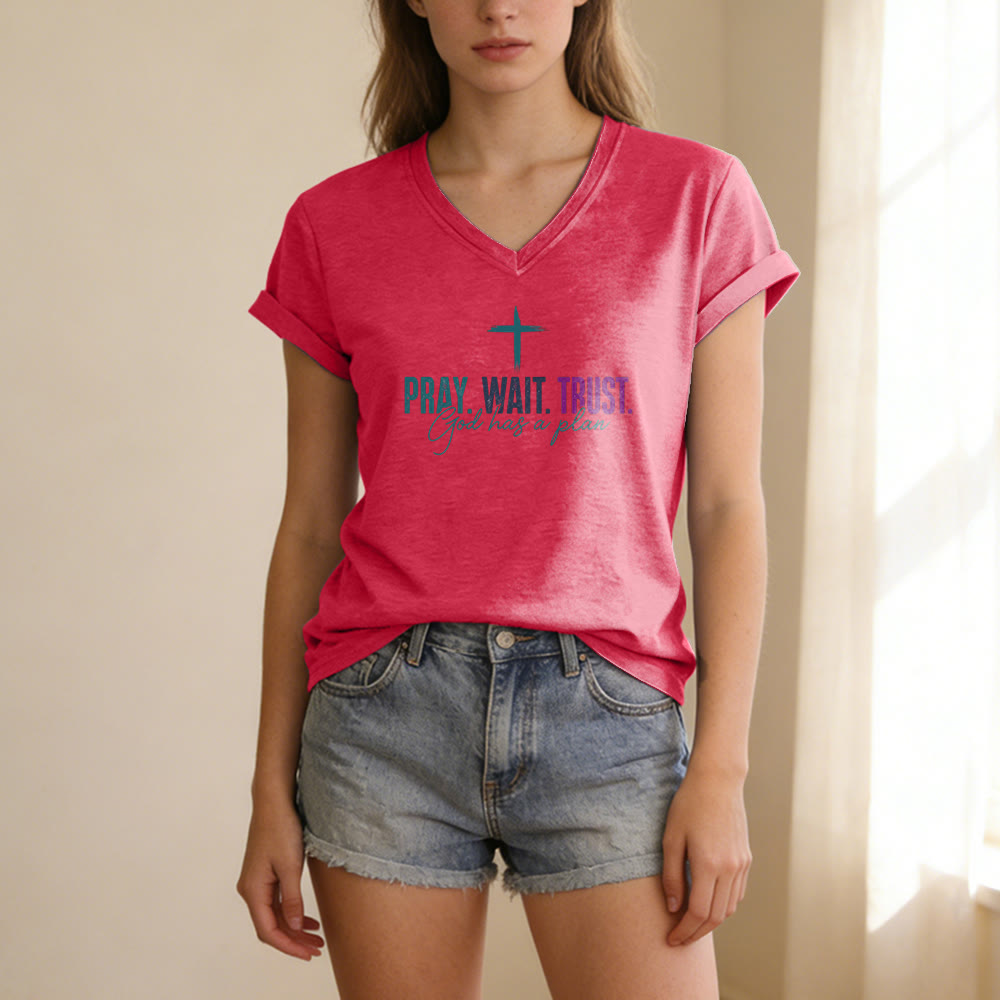 Christianartworkshop Camiseta informal con cuello en V y estampado de cruz "Ora, espera, confía en que Dios tiene un plan" - image 23