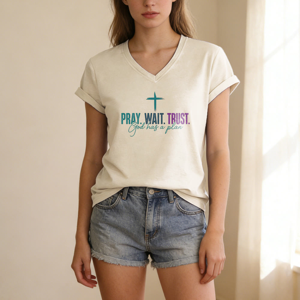 Christianartworkshop Camiseta informal con cuello en V y estampado de cruz "Ora, espera, confía en que Dios tiene un plan" - image 3