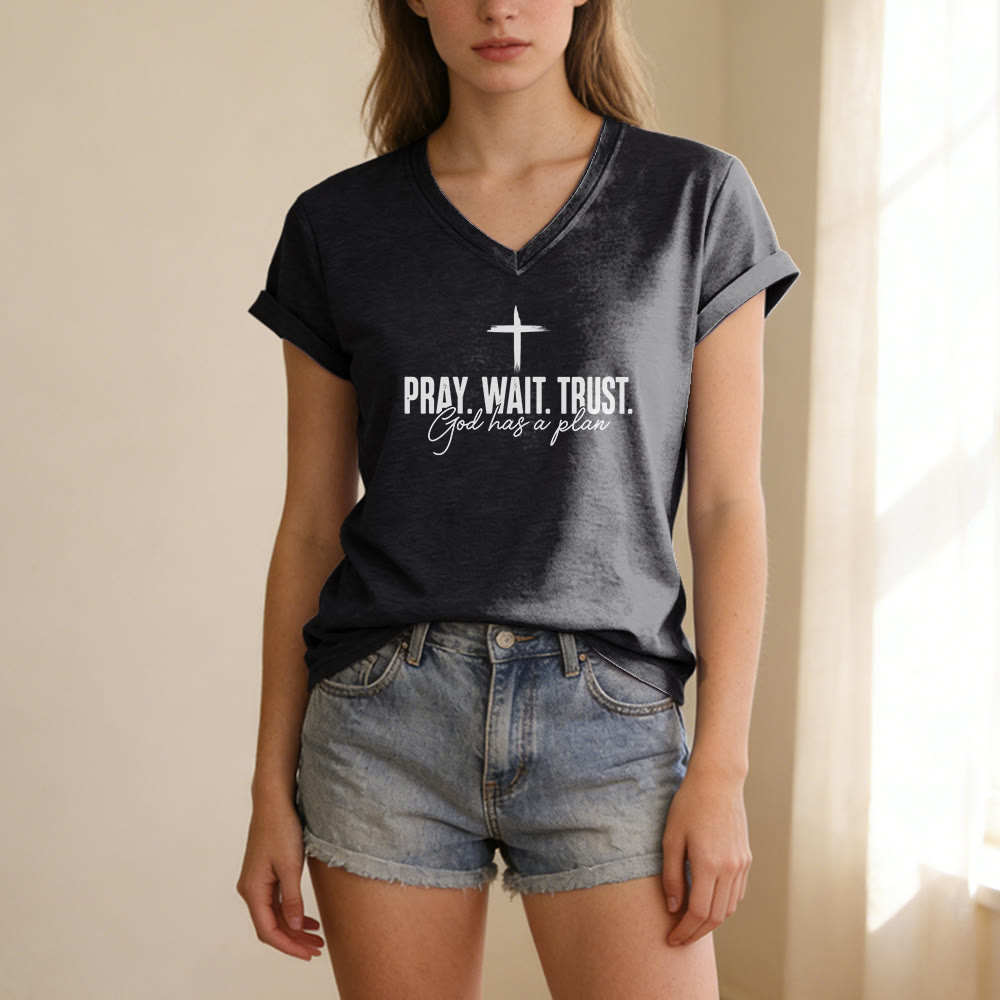 Christianartworkshop Camiseta informal con cuello en V y estampado de cruz "Ora, espera, confía en que Dios tiene un plan" - image 13