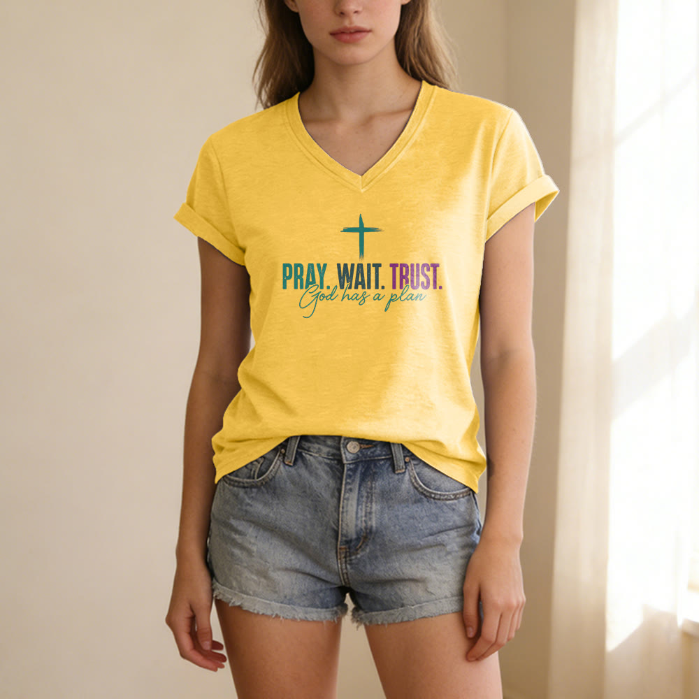Christianartworkshop Camiseta informal con cuello en V y estampado de cruz "Ora, espera, confía en que Dios tiene un plan" - image 5