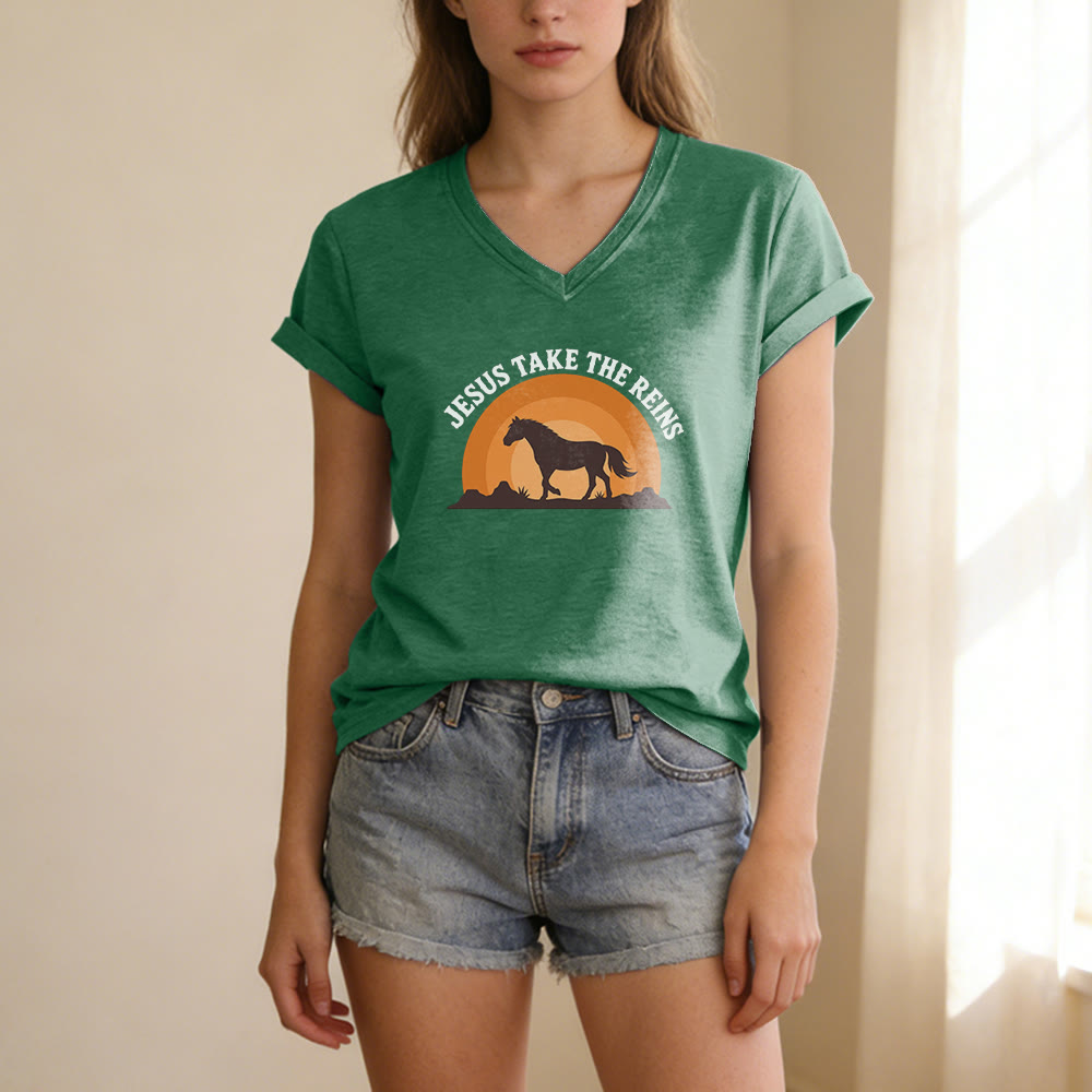 Christianartworkshop Camiseta informal con cuello en V y estampado de caballo al atardecer "Jesús toma las riendas" - image 17