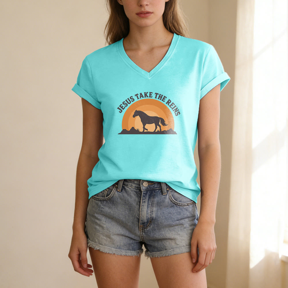 Christianartworkshop Camiseta informal con cuello en V y estampado de caballo al atardecer "Jesús toma las riendas" - image 11