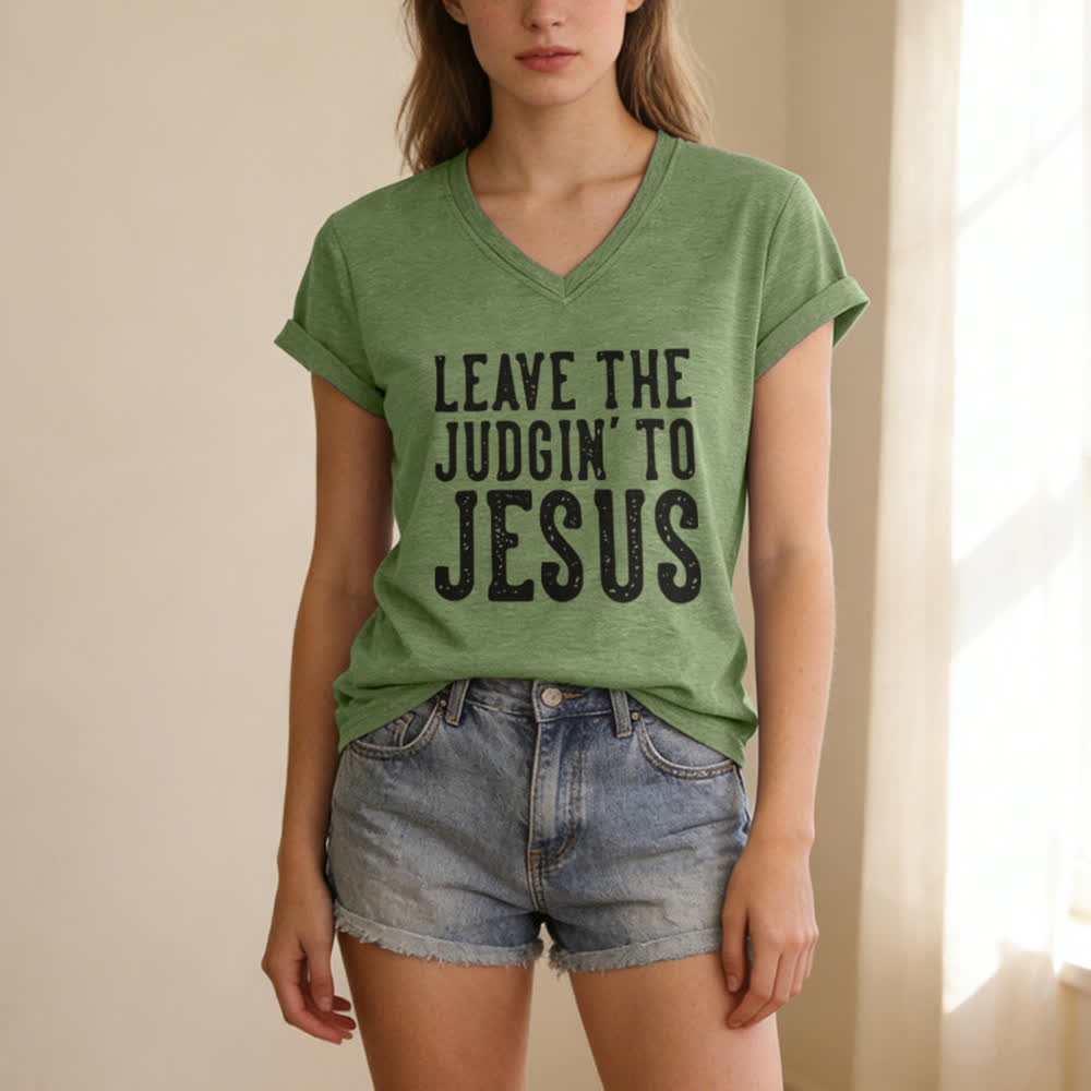 Christianartworkshop Camiseta con cuello en V con estampado "Deja el juicio en manos de Jesús" - image 13