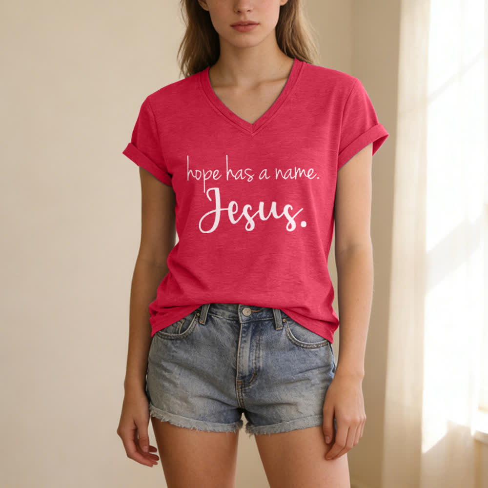 Christianartworkshop Camiseta con cuello en V y estampado de Jesús: La esperanza tiene un nombre - image 21