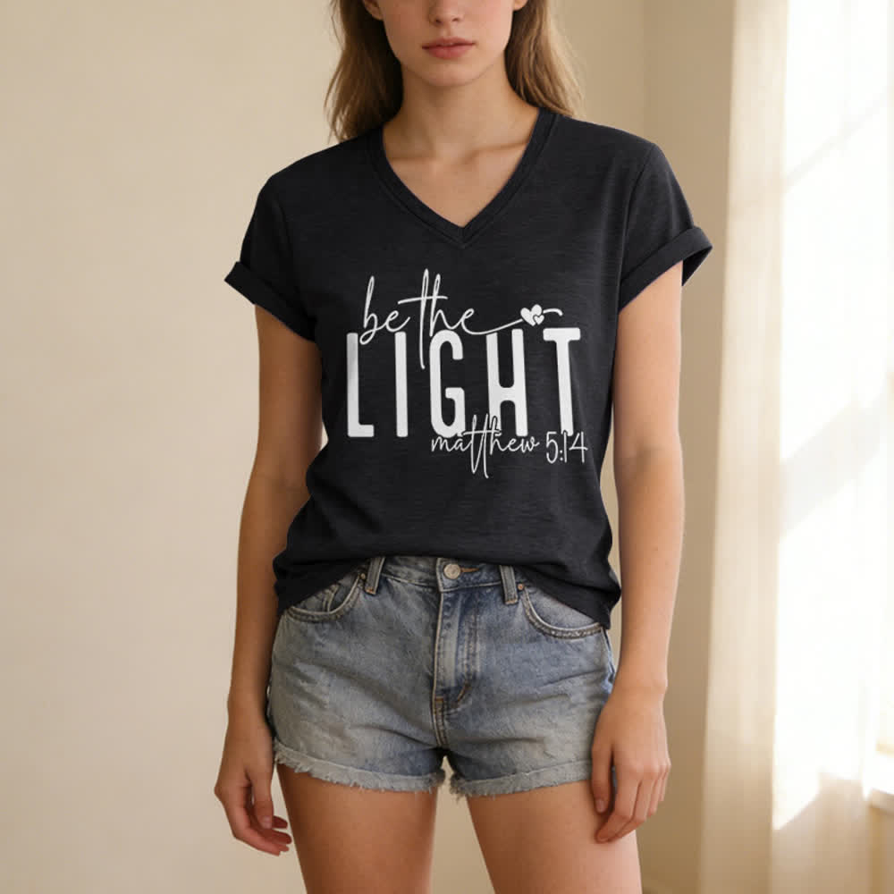 Christianartworkshop Camiseta de mujer con cuello en V y estampado "Be The Light Faith" - image 3