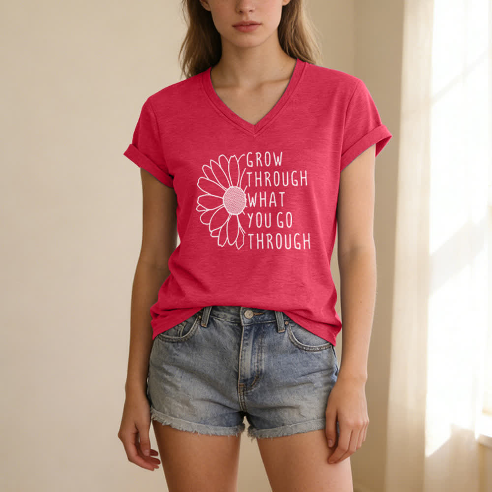 ChristianartworkshopCamiseta de mujer con cuello en V y estampado "Crece a través de lo que vives" - image 21